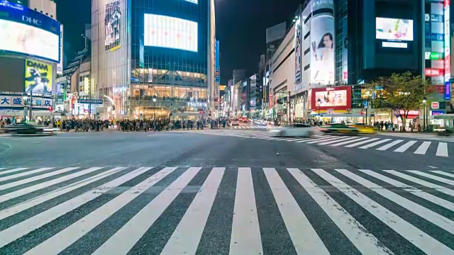 在东京涩谷穿过街道的人群视频素材