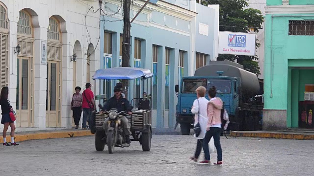 古巴，圣克拉拉:Leoncio Vidal小镇广场，老式汽车，交通工具和加勒比岛上社会主义时期人们的日常生活方式视频下载