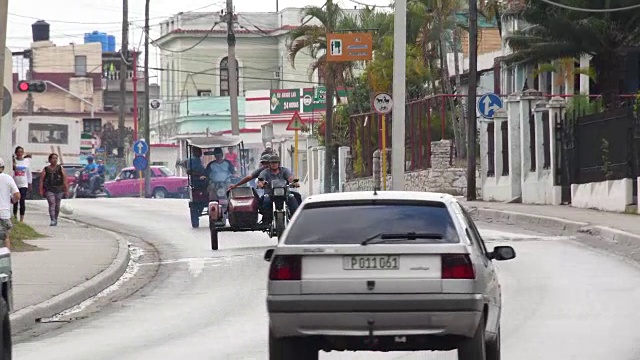 古巴圣克拉拉:加勒比岛社会主义时代的中央公路上白天的老爷车、交通和日常生活方式视频下载