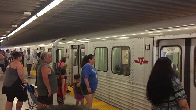 加拿大多伦多:在维多利亚公园站等待TTC地铁列车的真人视频下载