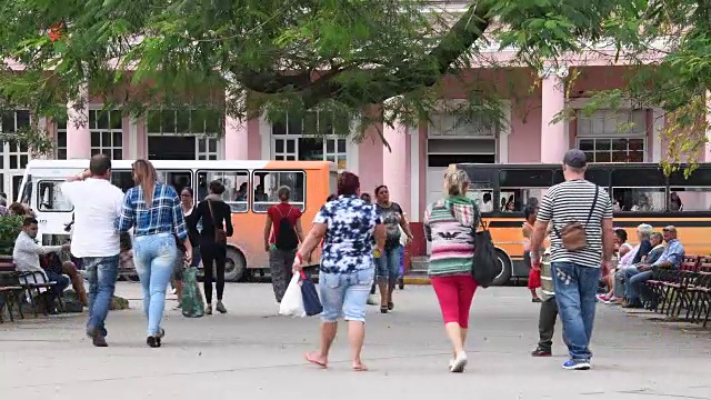 古巴，圣克拉拉:莱昂西奥·维达尔镇广场上真实的人们生活方式。该地区是古巴国家纪念碑和旅游景点视频下载