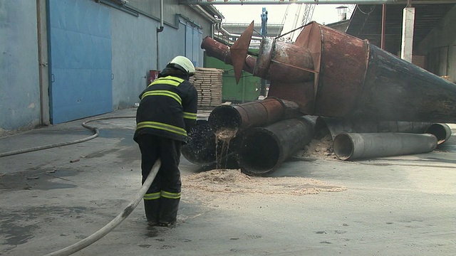 CU, ZO, WS，清洁生锈烟囱的人，后视图，斯洛文尼亚视频下载