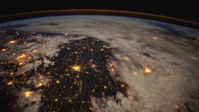 从国际空间站(ISS)拍摄的夜晚的地球。时间流逝的旋转和城市灯光。太空探索视频下载