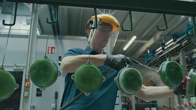 工业涂装中的现代喷漆厂视频素材