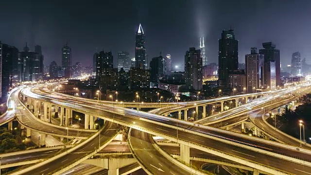 T/L WS HA ZO多个高速公路和立交桥夜间高峰时刻的交通/上海，中国视频下载