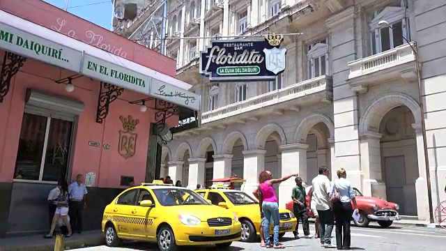 古巴哈瓦那:El Floridita酒吧餐厅。外部环境。旅游出租车和周边著名旅游景点的日常生活方式视频下载