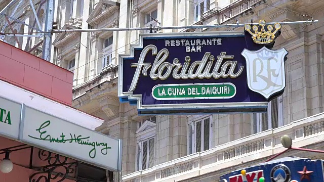 古巴哈瓦那:著名的餐厅和酒吧外面挂着“El florida”的牌子。这个旅游景点是欧内斯特·海明威在哈瓦那最喜欢的地方之一视频下载