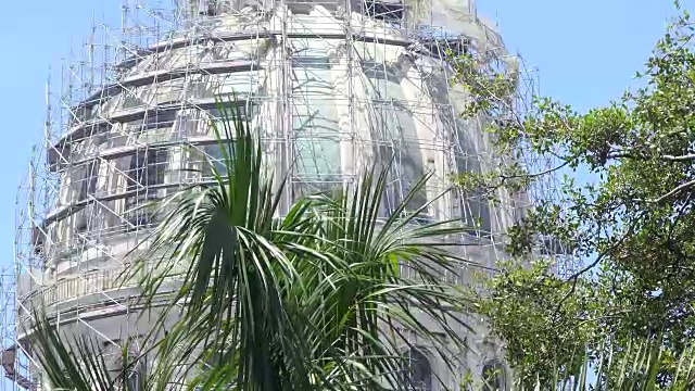 古巴哈瓦那:复兴中的国会大厦(El Capitolio)。带有脚手架的圆顶，用于修复社会主义加勒比岛首都的著名旅游景点视频下载