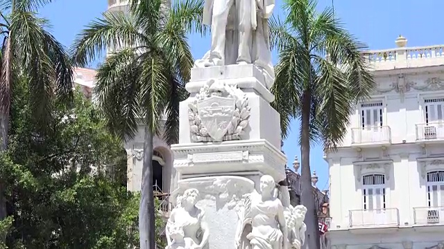 古巴哈瓦那:中央公园里的何塞·马蒂雕像。该地区是社会主义加勒比岛首都的一个旅游景点视频下载
