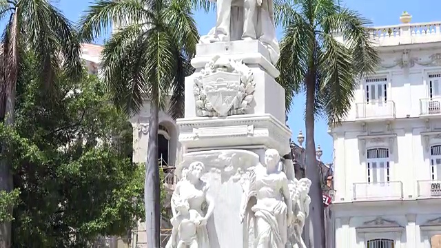 古巴哈瓦那:中央公园里的何塞·马蒂雕像。该地区是社会主义加勒比岛首都的一个旅游景点视频下载