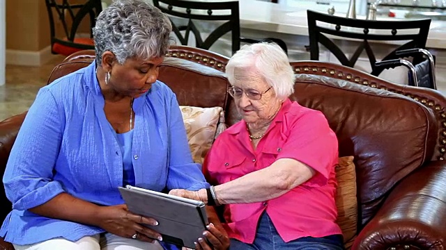 老年妇女朋友在辅助生活社区。视频素材