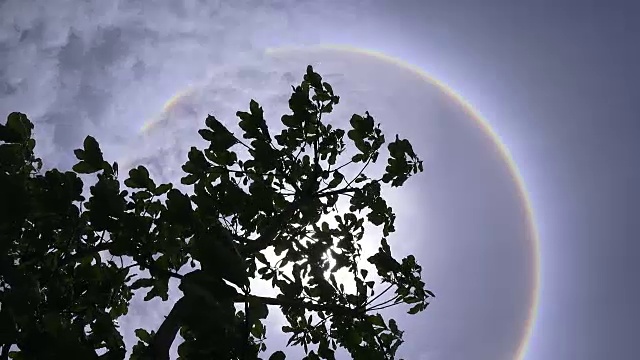 光环围绕在泰国蔚蓝的天空中灿烂的太阳视频下载