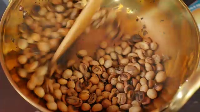 泰国，在铜锅里烘焙咖啡豆。视频下载