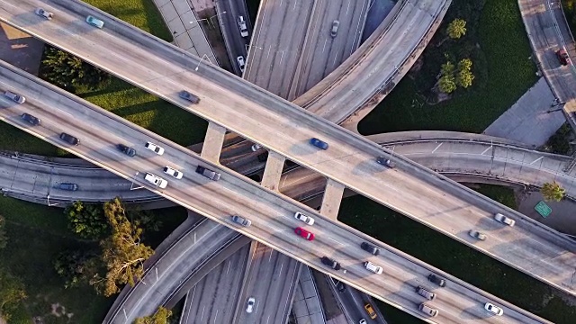 旋转无人机拍摄高速公路立交桥视频下载