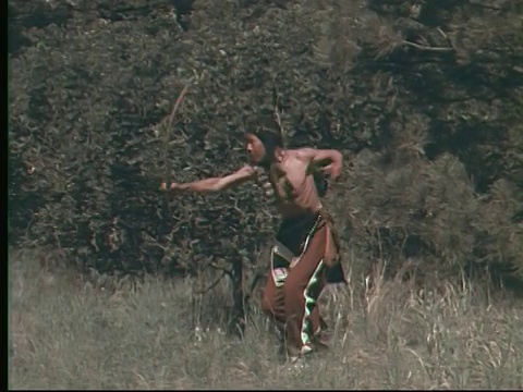 1955年美洲印第安人用弓箭狩猎/美国视频下载