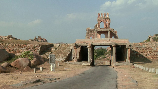 汽车驶向印度卡纳塔克邦的古城门视频下载