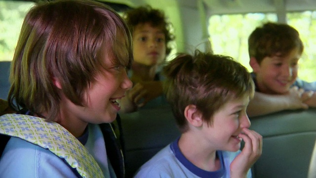 MS, R/F, PAN，男孩(8-11)谈论和咯咯笑坐在van, Bovina，纽约州，美国视频下载