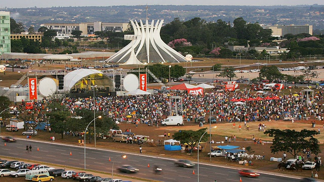 T/L, HA, WS，人群聚集在户外音乐会舞台前的大都会大教堂，白天到晚上，巴西巴西利亚视频下载