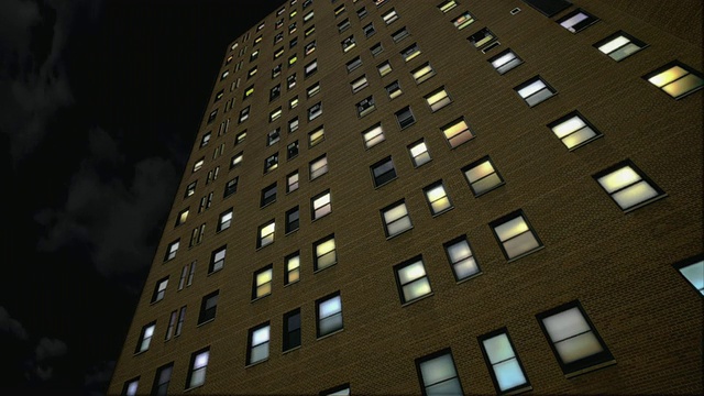 T/L, MS, LA，公寓大楼灯光关闭/新月在天空中经过视频下载