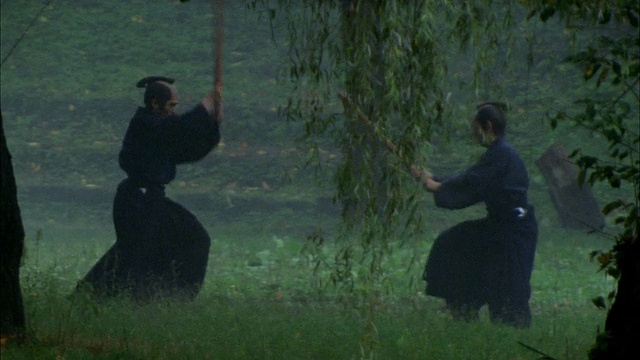 重现剑道比赛中两名男子用棍棒打斗的高速宽镜头/日本视频下载