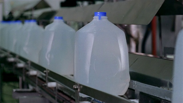 德克萨斯州圣安东尼奥市一家净水厂的传送带上放着中等容量的塑料水罐视频下载