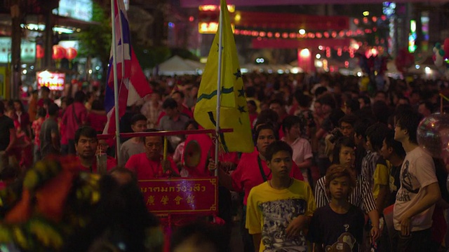 泰国曼谷，大城府，人们在观看春节街头游行的龙视频下载