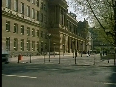 1994法兰克福证券交易所和商会大厦蒙太奇WS ZI Fa�/ WS TU商人和妇女进入大楼/德国法兰克福视频素材
