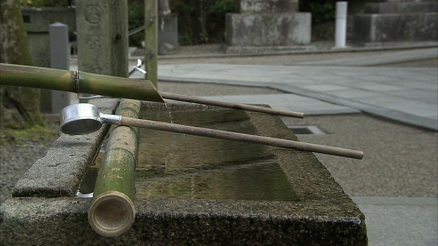 CU Tsukubai和金属勺，京都，日本视频素材