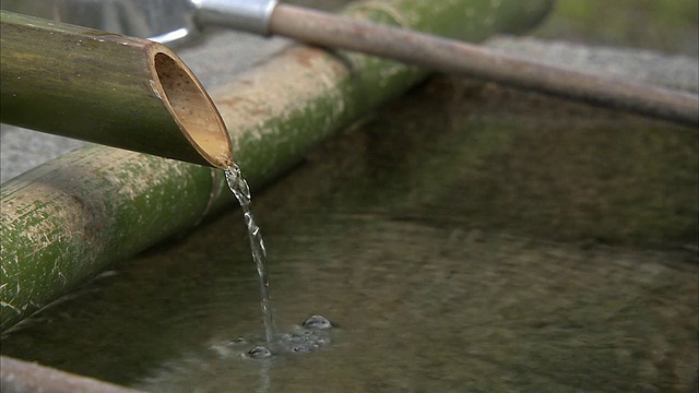 水从竹管流出，京都，日本视频素材