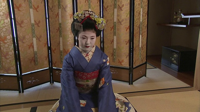 日本京都，舞子跪在垫子上鞠躬视频素材