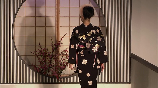 在日本京都的和服时装秀上展示黑白和服的MS模特视频素材