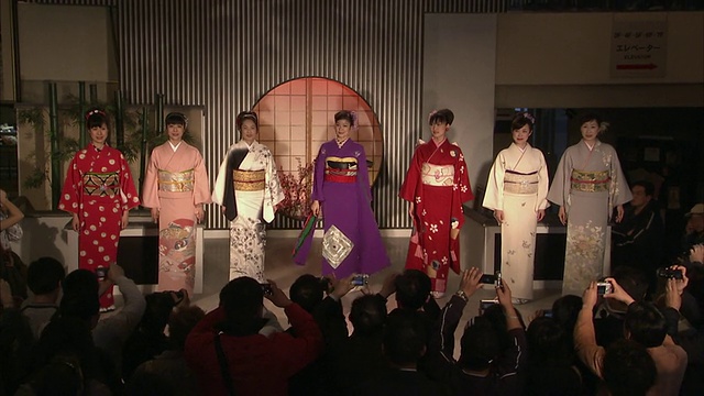 日本京都，和服时装秀上的MS ZO WS模特视频素材