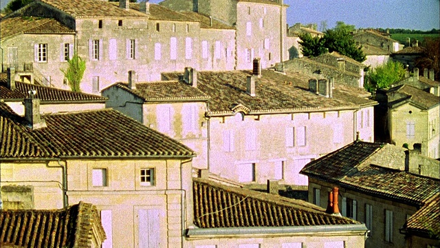 图女士在法国圣米里昂的古老建筑视频下载