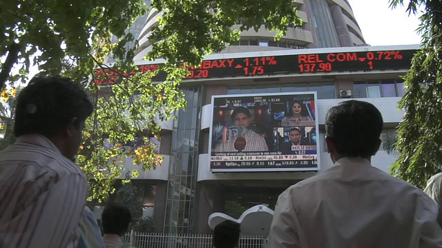 印度马哈拉施特拉邦孟买，人们在看孟买证券交易所的屏幕视频下载