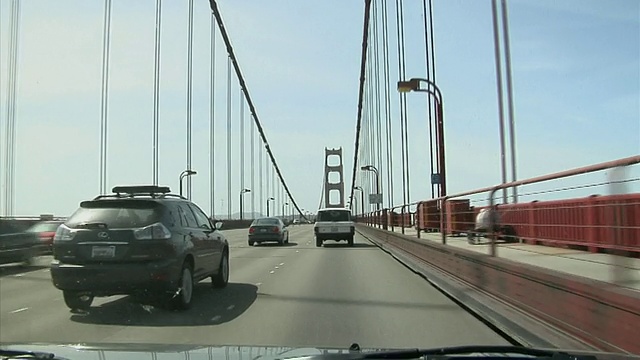 MS POV汽车在金门大桥上行驶，旧金山，加利福尼亚，美国视频素材