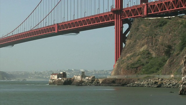 LA PAN游艇在美国加州旧金山金门大桥下航行视频素材