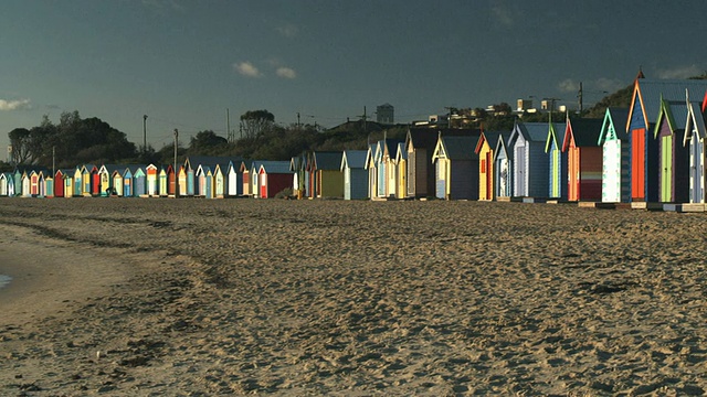 澳大利亚维多利亚州墨尔本布莱顿海滩上的一排海滨别墅视频素材