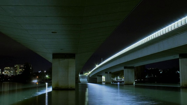 WS T/L ZO，澳大利亚首都地区堪培拉的桥梁和高速公路地下通道，夜间灯光在水中反射视频素材