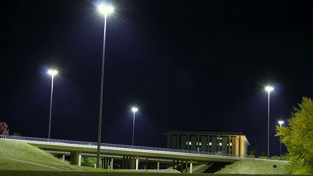 带有泛光灯的WS T/L ZO地下通道和澳大利亚国家图书馆夜间/澳大利亚首都地区堪培拉视频素材