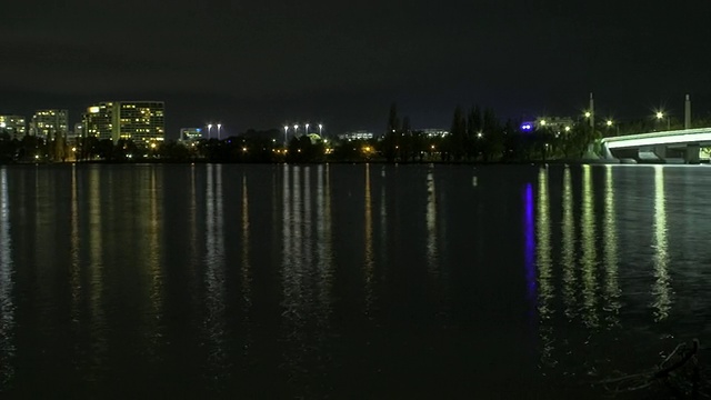 澳大利亚堪培拉，澳大利亚首都地区，晚上Burley Griffin湖上的天际线和桥视频素材