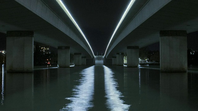 WS T/L ZO，澳大利亚首都地区堪培拉的桥梁和高速公路地下通道，夜间灯光在水中反射视频下载