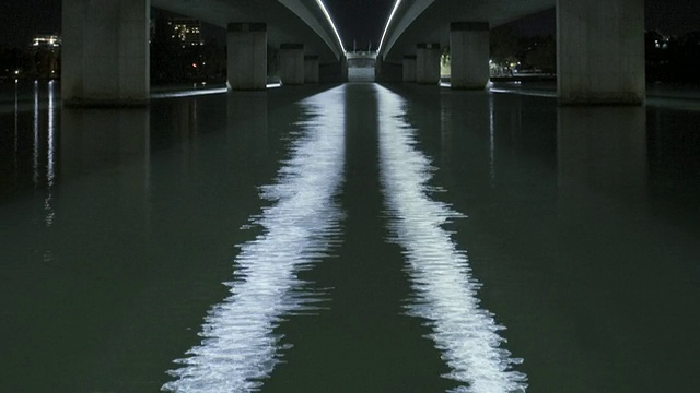 WS T/L TU ZO大桥和高速公路地下通道，夜间灯光在水中反射，澳大利亚首都地区堪培拉视频素材