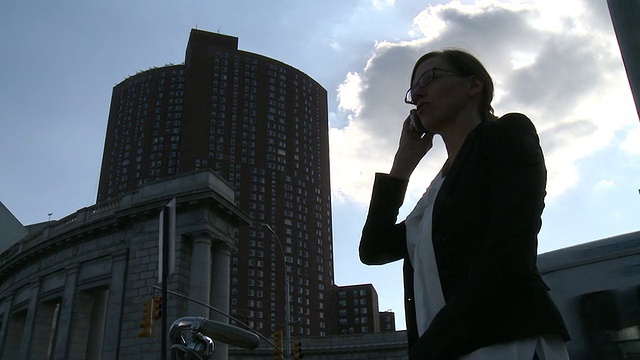 美国纽约，女商人在街上打电话视频素材