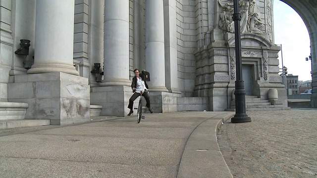 女商人双腿分开骑自行车，纽约，美国视频素材
