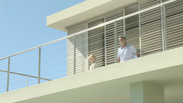 父亲和儿子在阳台上视频下载