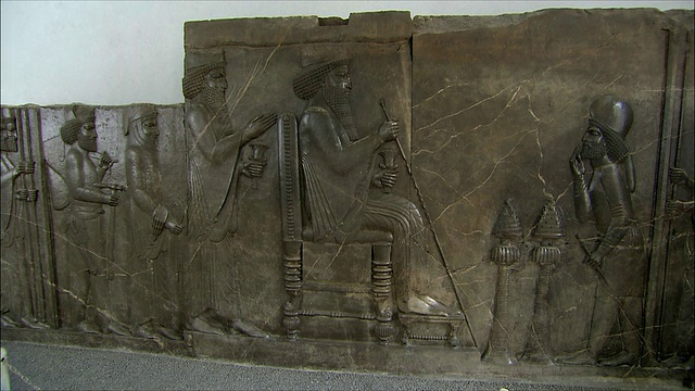 大大流士(波斯国王)铜子浮雕，伊朗国家博物馆，德黑兰，伊朗视频素材