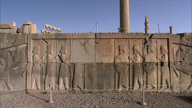 伊朗波斯波利斯，带有浮雕的古老废墟视频素材