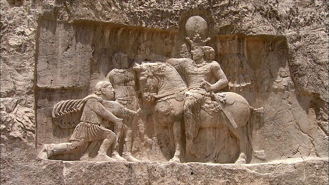 伊朗波斯波利斯附近，兹巴女士描绘骑在马背上的皇室人物视频素材