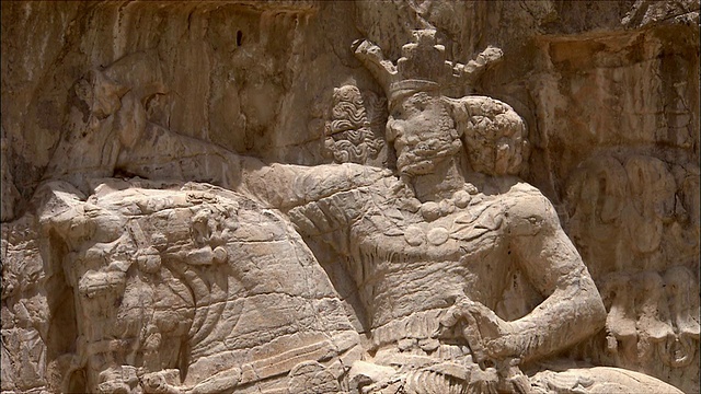 伊朗波斯波利斯附近，CU TU有一幅描绘骑在马背上的王室人物的浮雕视频素材