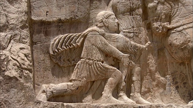 伊朗波斯波利斯附近的铜潘巴斯浮雕，描绘骑在马背上的皇家人物视频素材